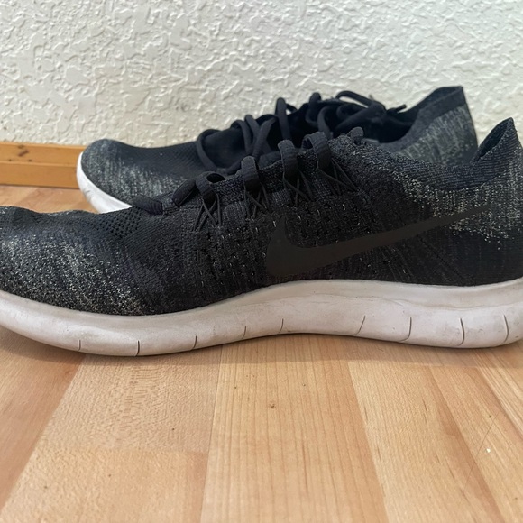 Men’s Nike Sneakers - Picture 4 of 5